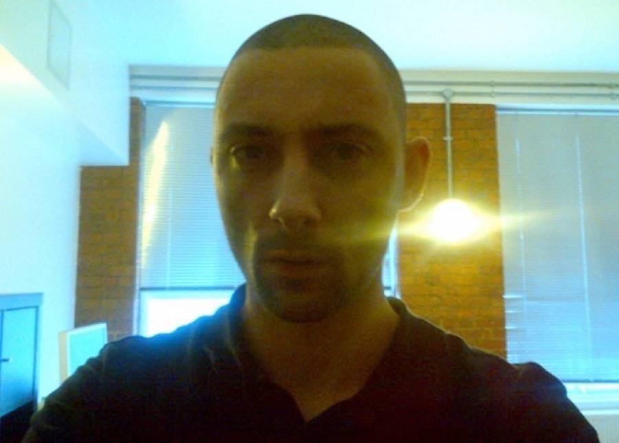 La selfie di Burial del 31 gennaio 2014 sul sito Hyperdub